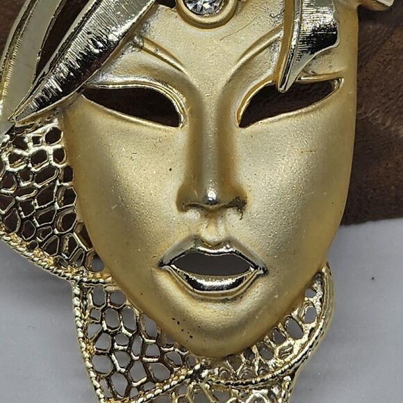 Vtg Mysterious Lady Mask Brooch 3d Hollow Masquerade Pin Matte Retro Gold Tone - Picture 7 of 11